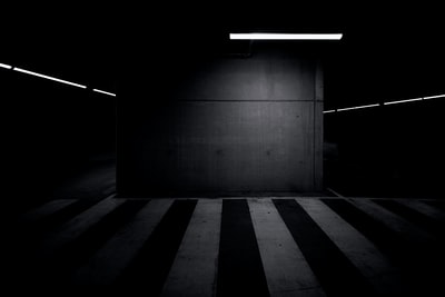 地下停车场在昏暗的灯光下
